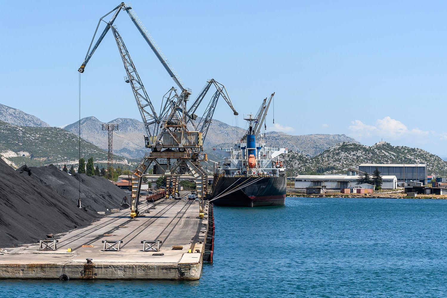 Coal terminal and cargo vessel handling context